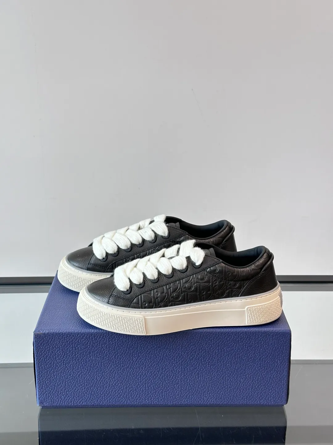 Men's men's shoes 💰p420 "Dio～r" 🆕This B33 sneaker is a new interpretation of the classic tennis shoe, with a fashionable silhouette that highlights a heavy texture. Crafted from cow leather with Oblique print, it's unique with a padded tongue embellished with the Dior signature, wide mohair laces and tonal brass eyelets with a matte finish. Rubber sole with Oblique print effect, enhanced by a contrasting Dior 30 Avenue Montaigne signature on the rear. It adds a stylish touch to a casual look.  Size: 38-44 (45 customized)